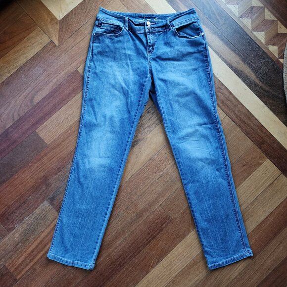 INC Medium Wash Boyfriend Curvy Fit Jeans Size 4 - Picture 2 of 16